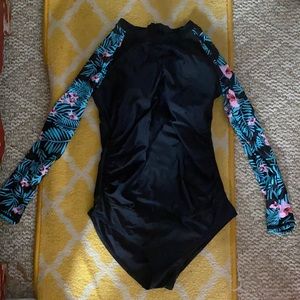 Maternity rash guard/surf suit